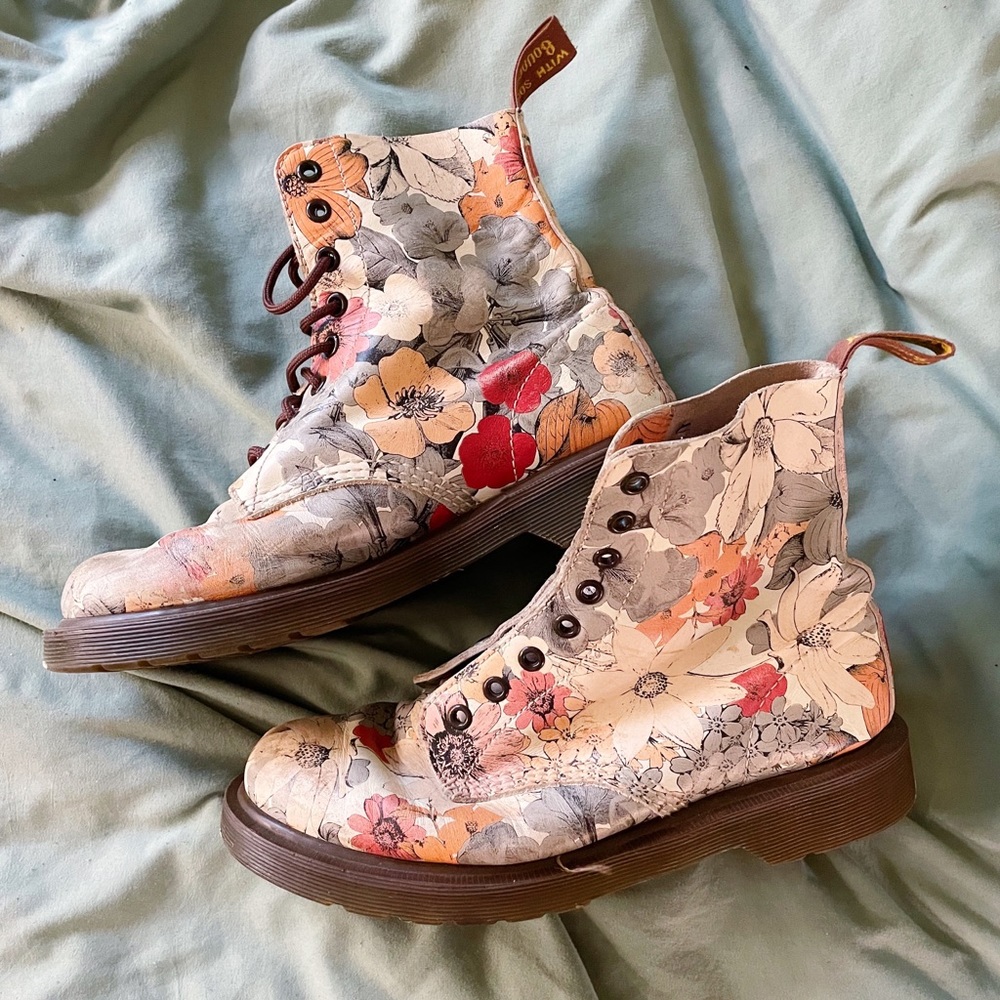 Dr. Martens Pascal flower boots